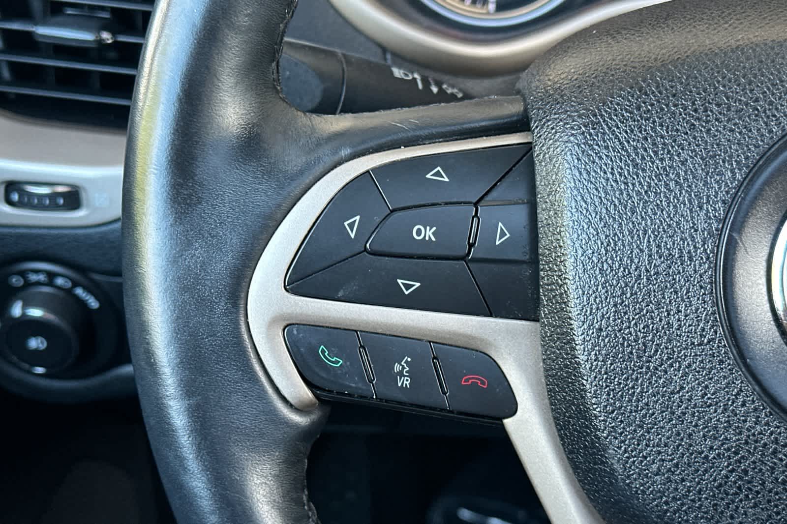Thumbnail: 2016 Jeep Cherokee - 25