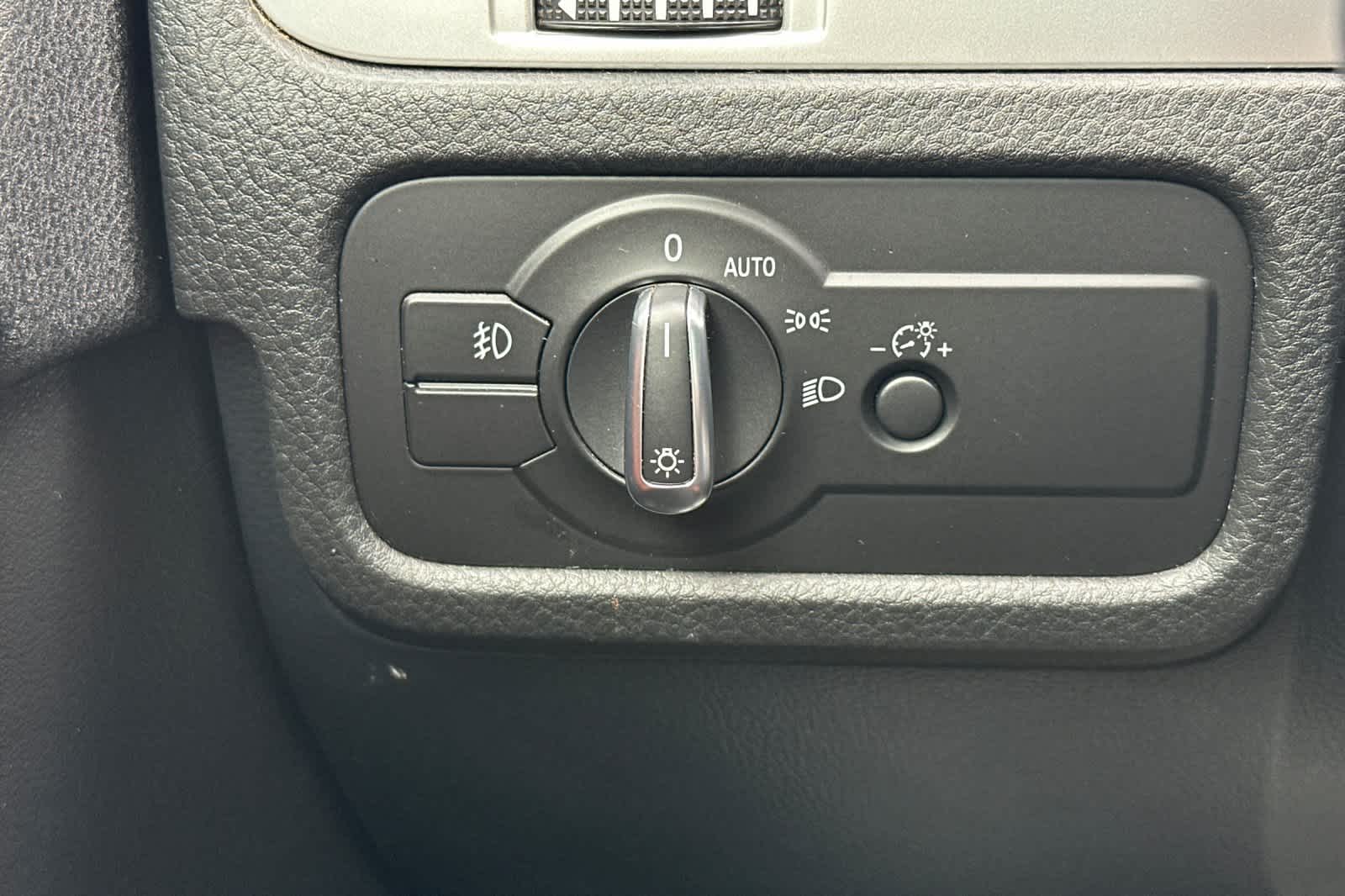 Thumbnail: 2016 Volkswagen Touareg - 31