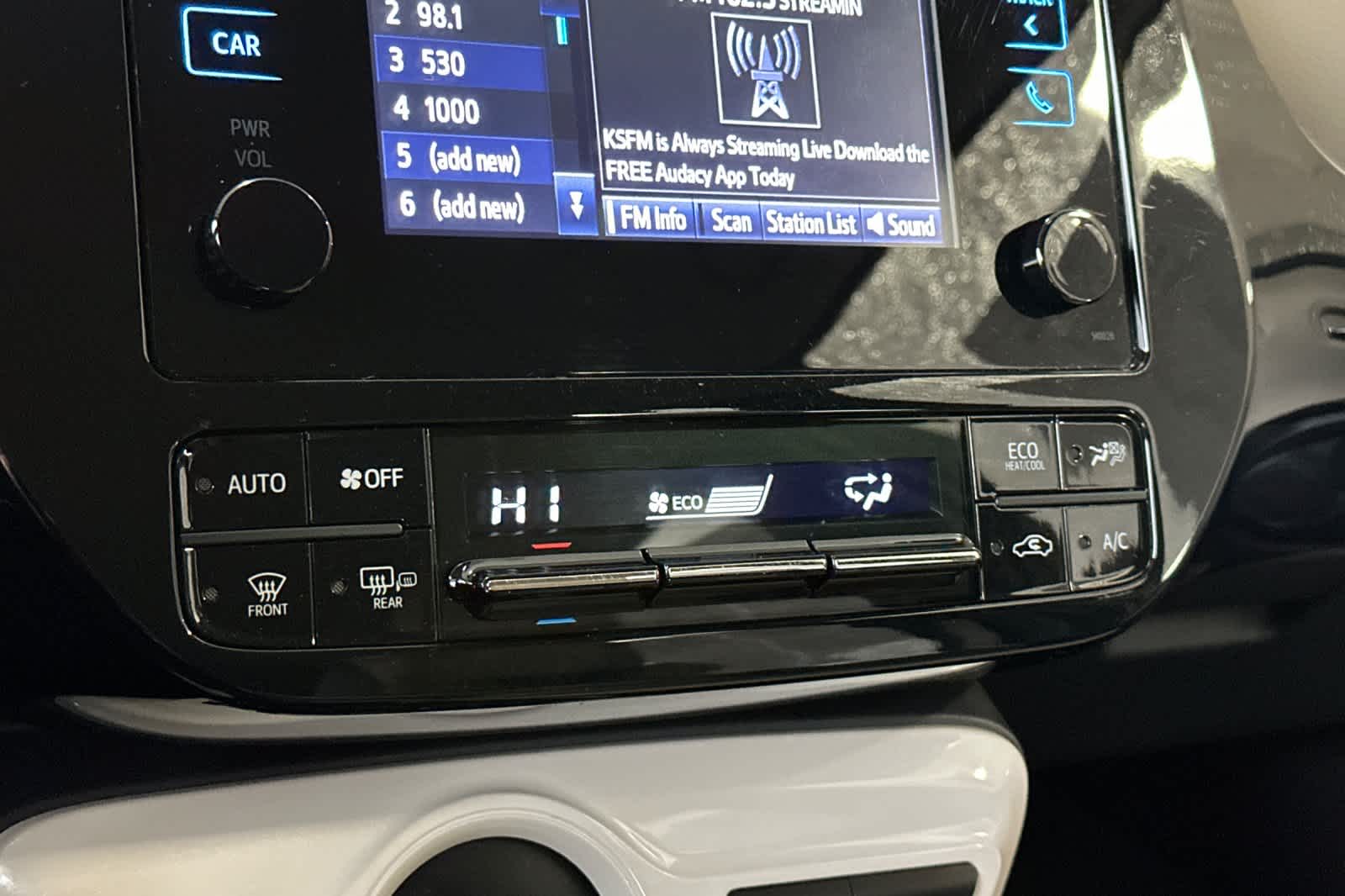 Thumbnail: 2016 Toyota Prius - 21