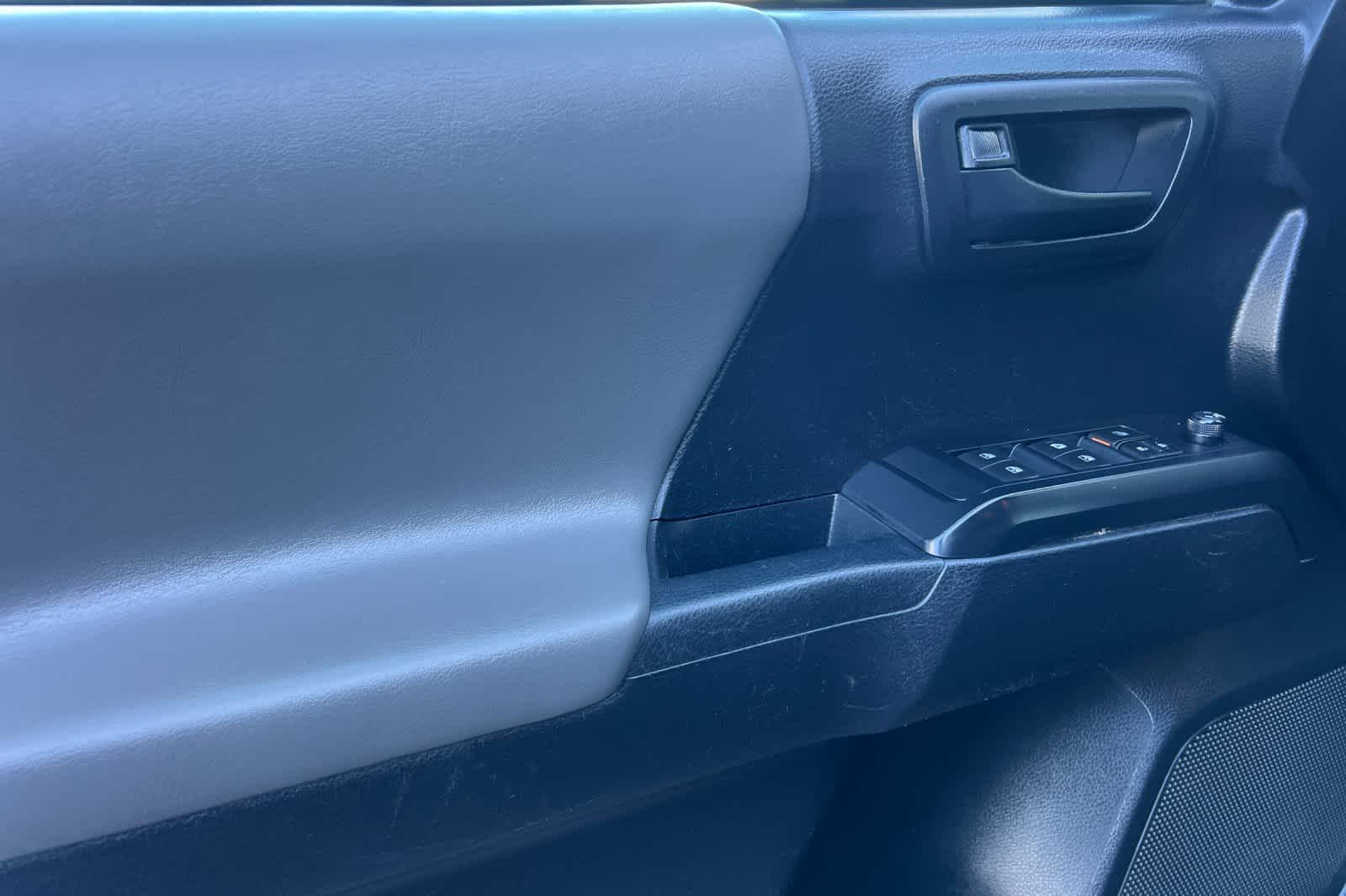 Thumbnail: 2019 Toyota Tacoma - 12