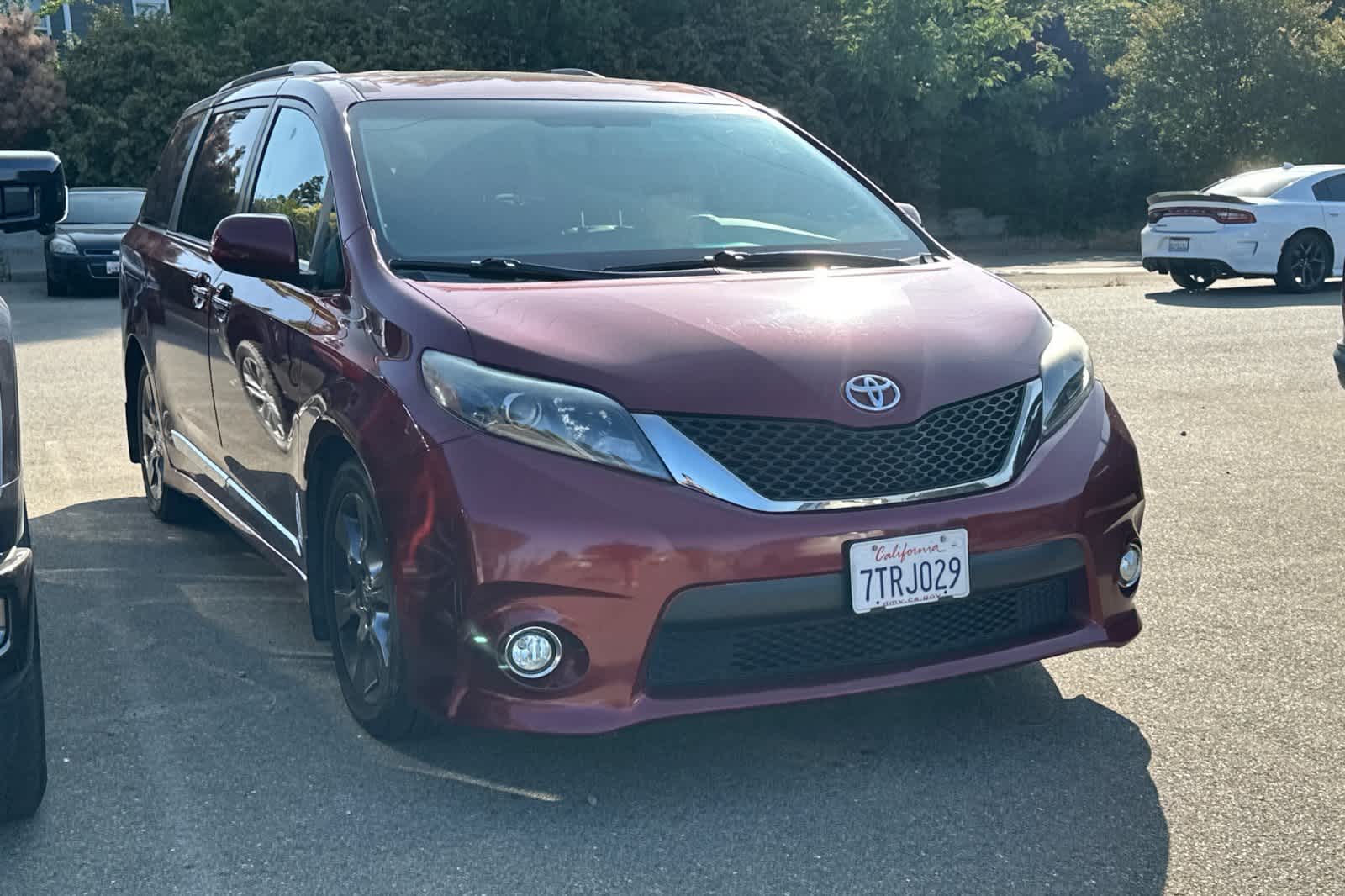 Thumbnail: 2016 Toyota Sienna - 3