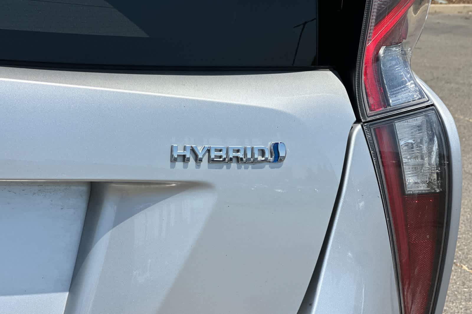 2016 Toyota Prius Three 32