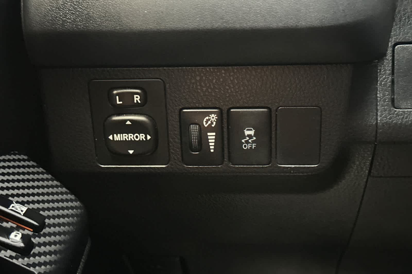 Thumbnail: 2015 Toyota RAV4 - 28
