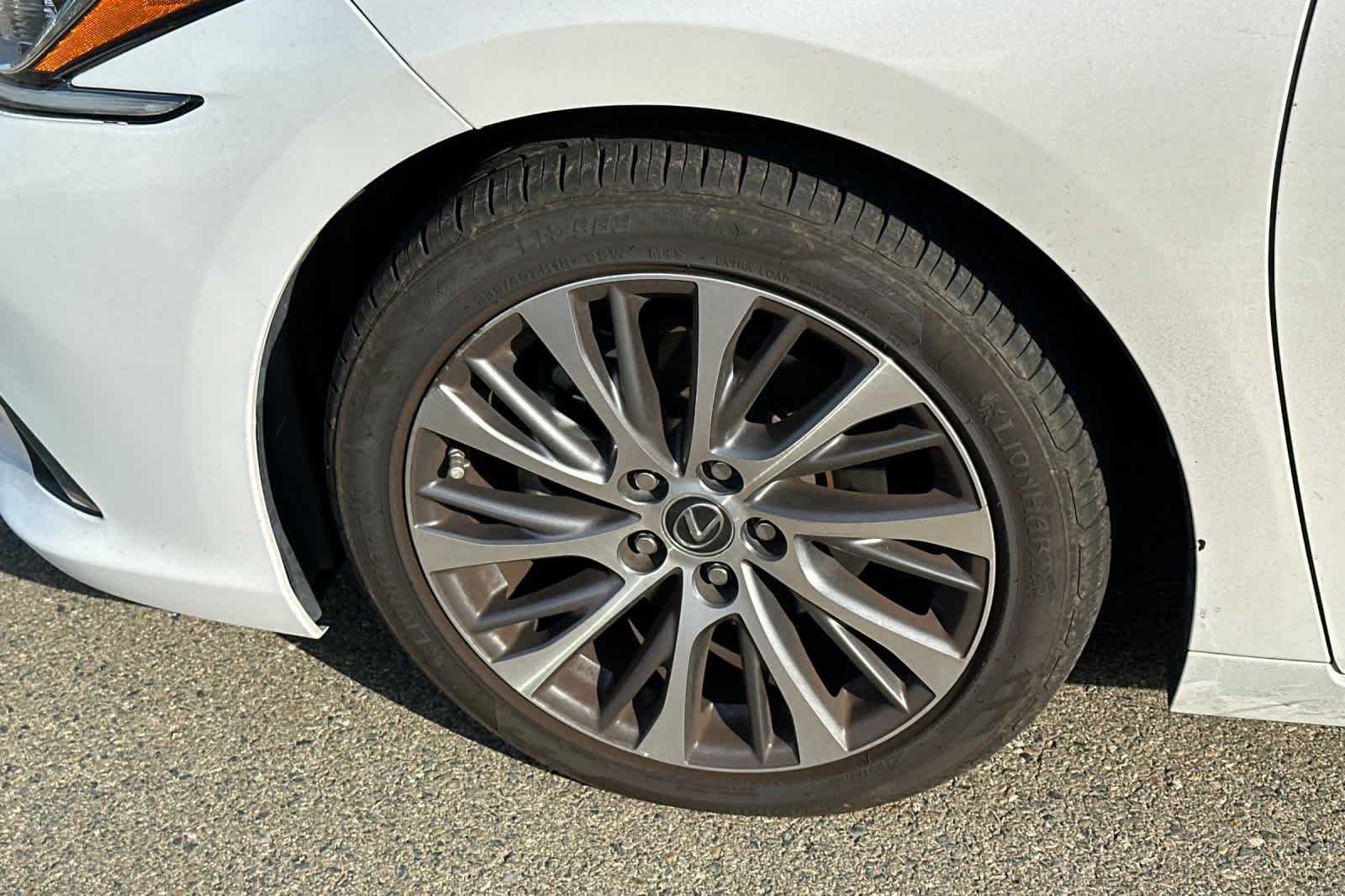 Thumbnail: 2019 Lexus ES - 22