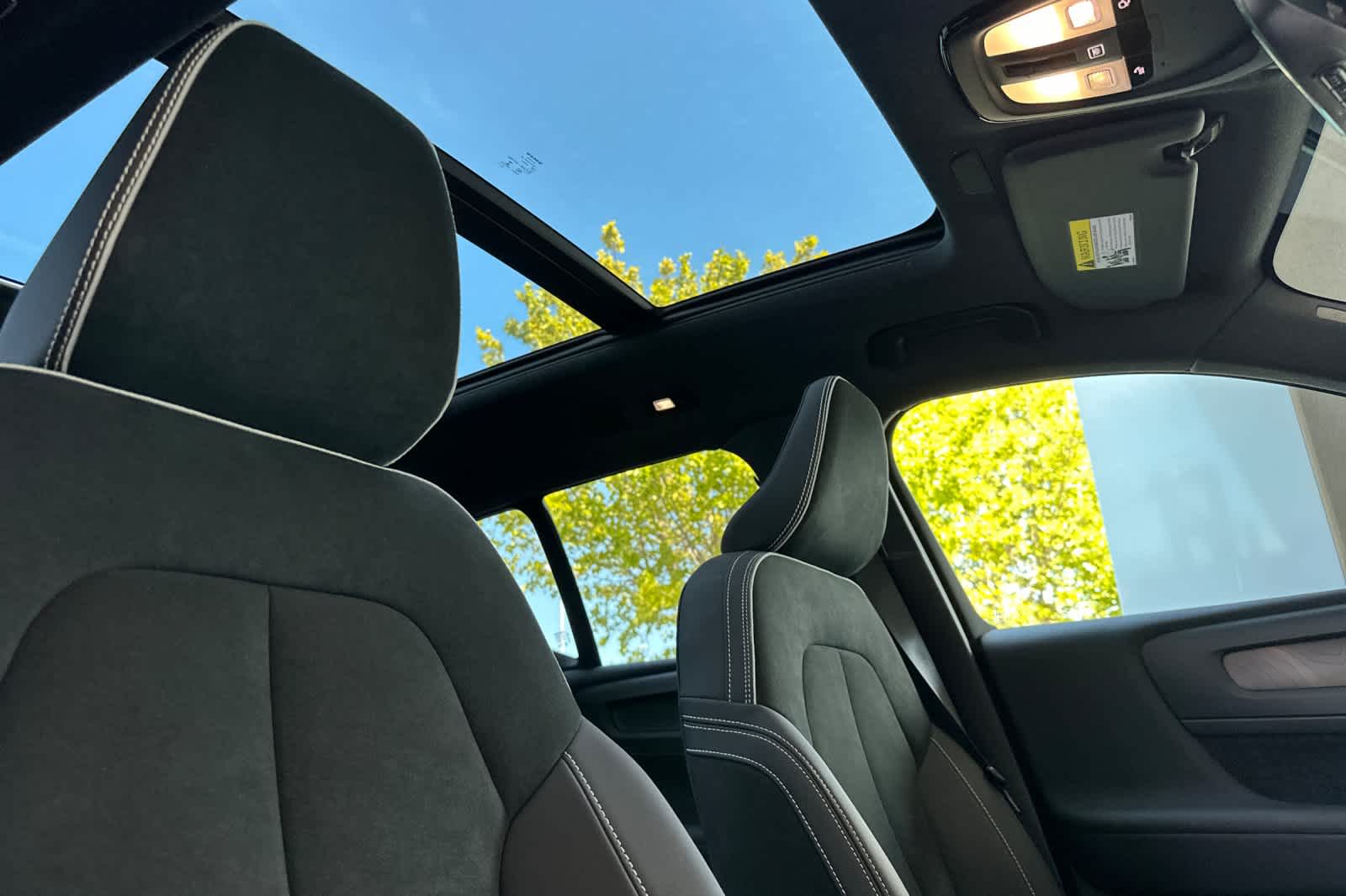 Thumbnail: 2023 Volvo XC40 - 18