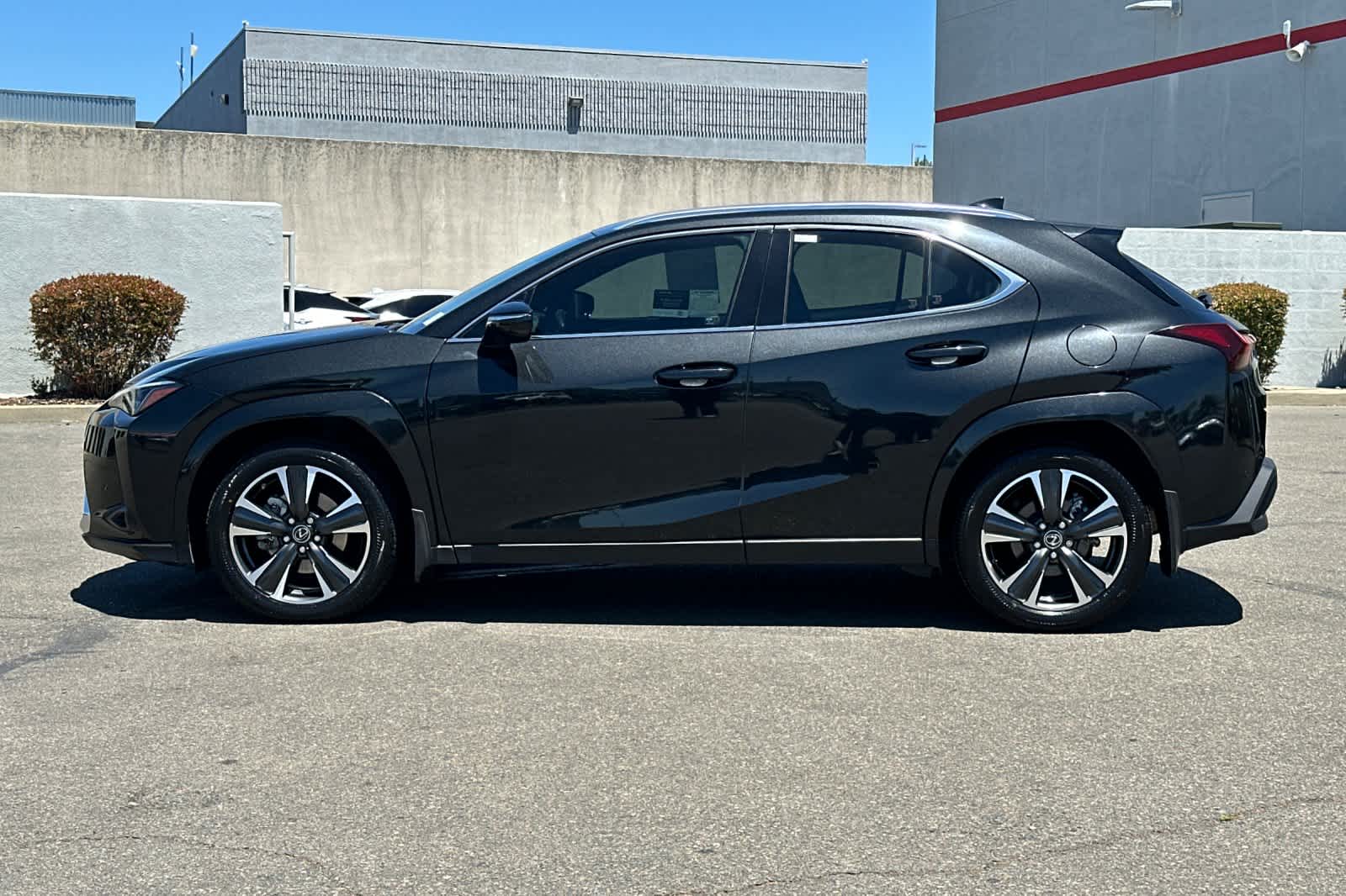 Thumbnail: 2023 Lexus UX - 8