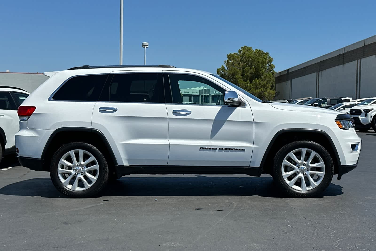 Thumbnail: 2017 Jeep Grand Cherokee - 6