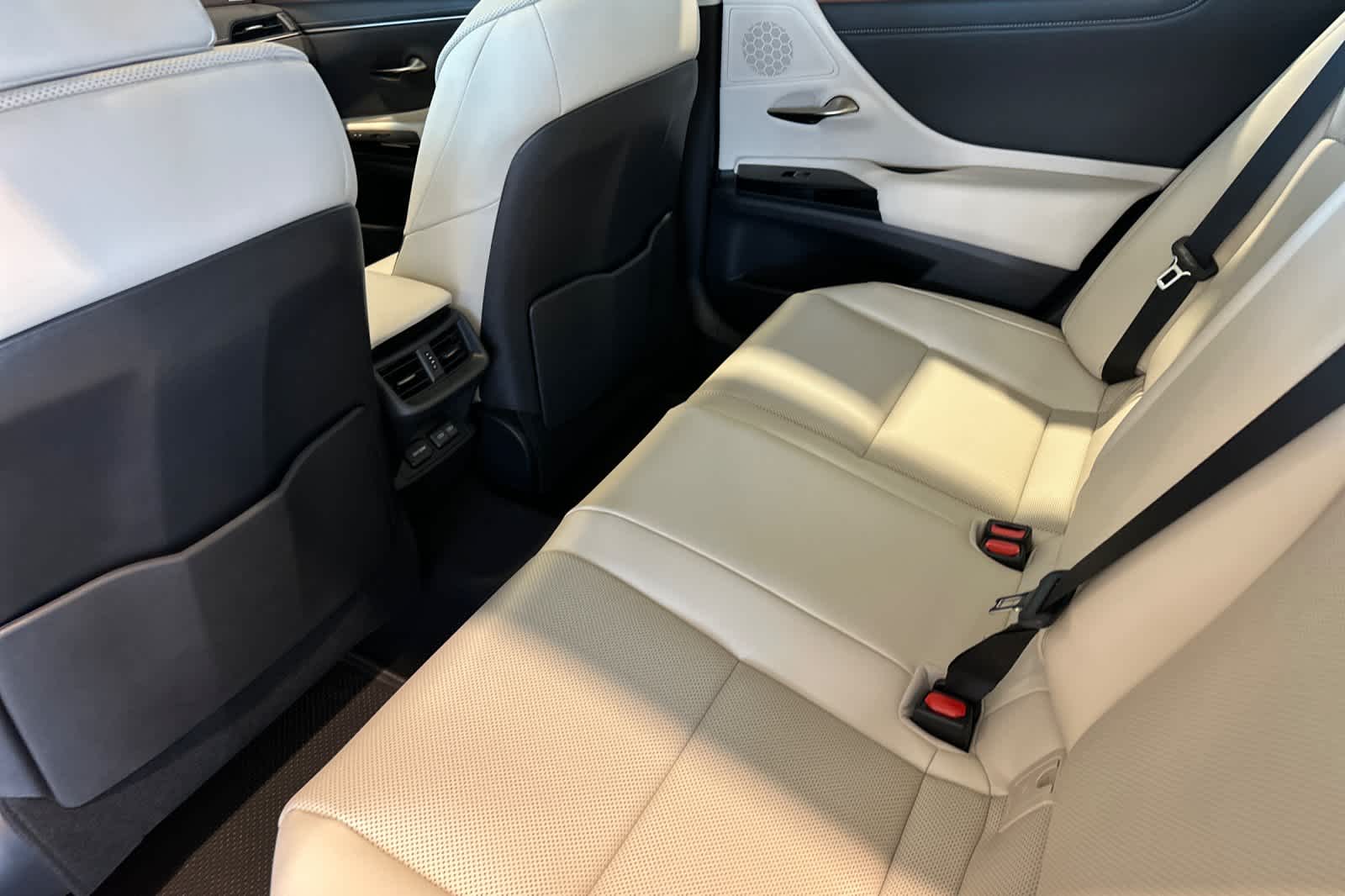 Thumbnail: 2025 Lexus ES - 4