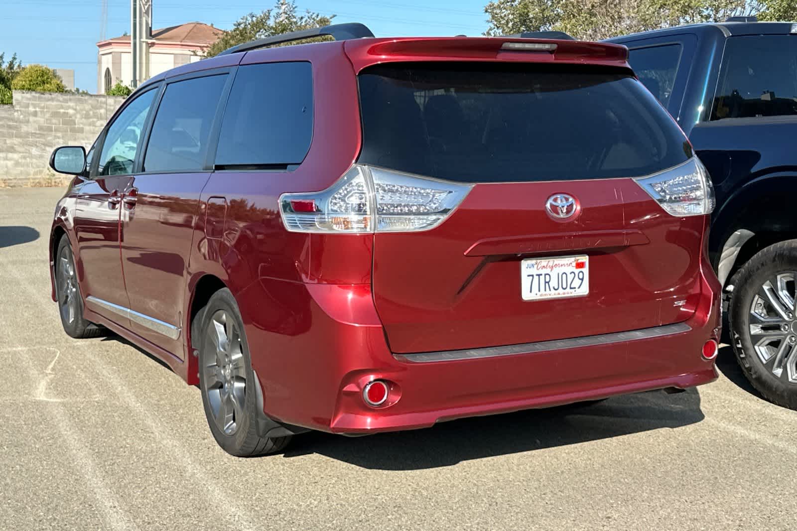 Thumbnail: 2016 Toyota Sienna - 4