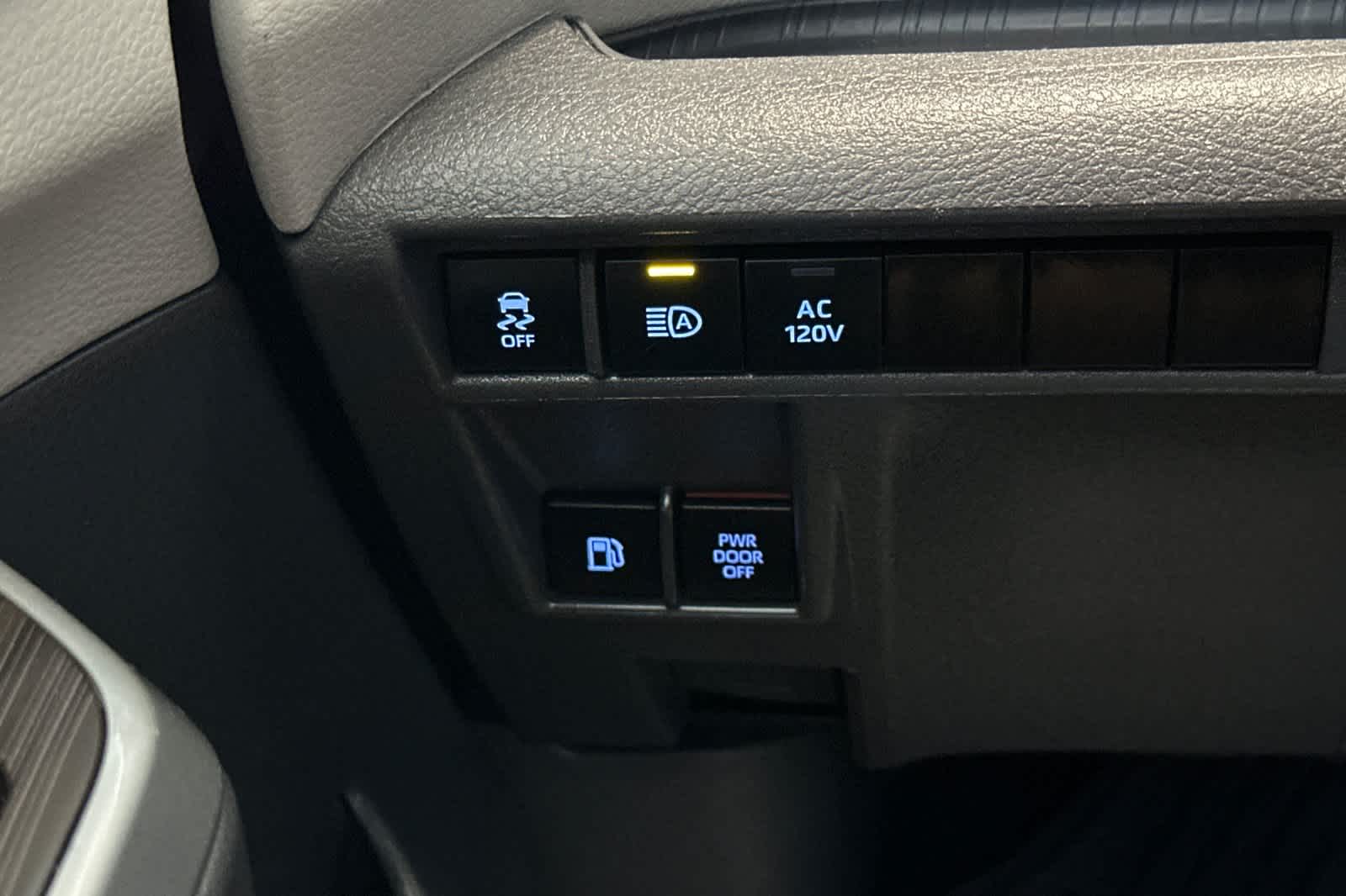Thumbnail: 2023 Toyota Sienna - 32
