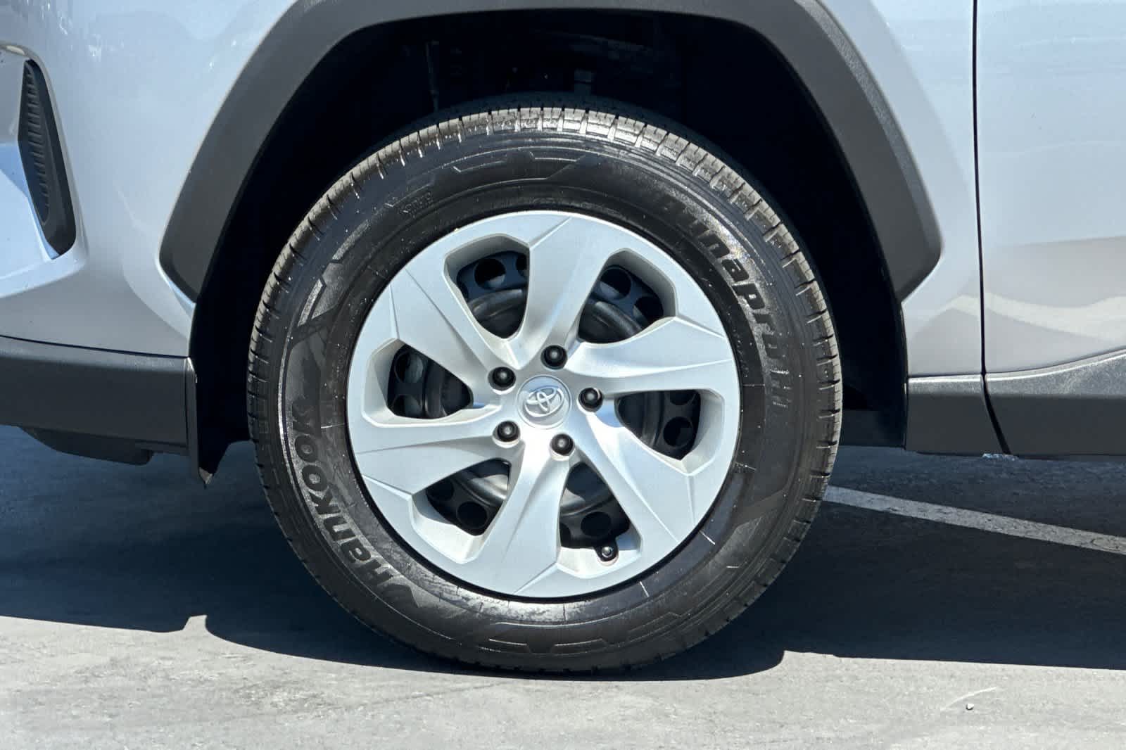 2020 Toyota RAV4 LE 29
