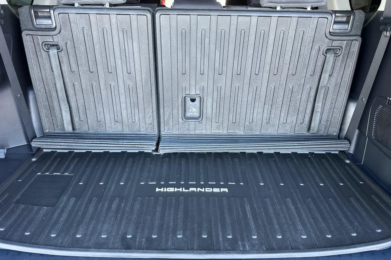 2022 Toyota Highlander LE 16