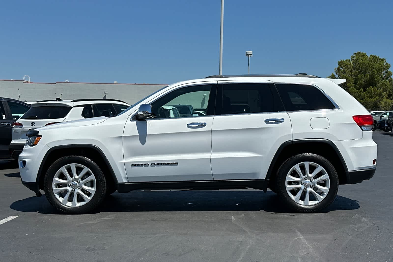Thumbnail: 2017 Jeep Grand Cherokee - 9