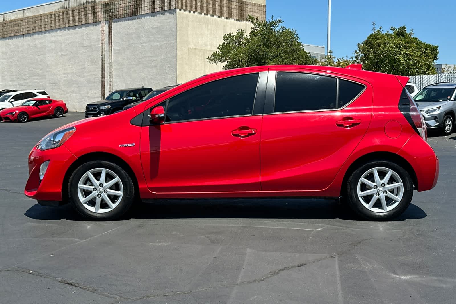 Thumbnail: 2015 Toyota Prius c - 9