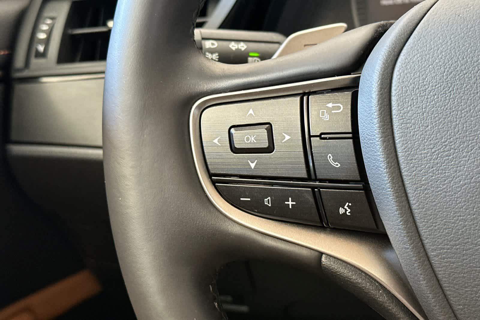 Thumbnail: 2025 Lexus ES - 25