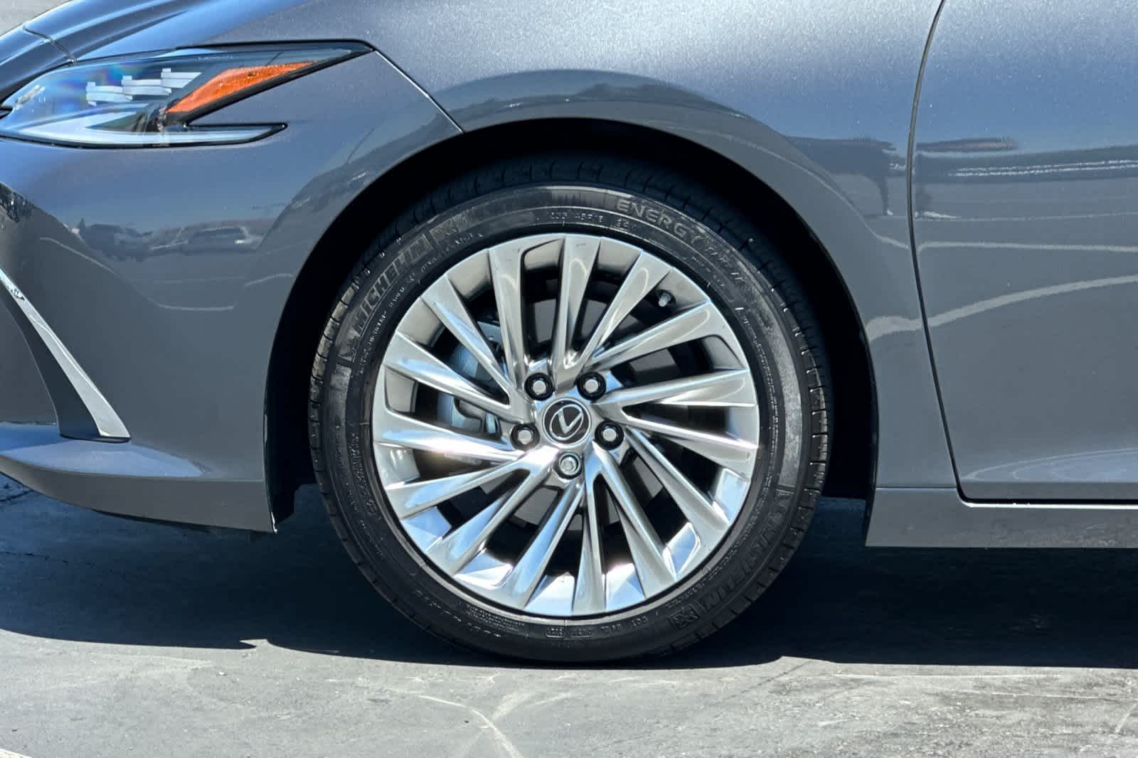 2022 Lexus ES  32