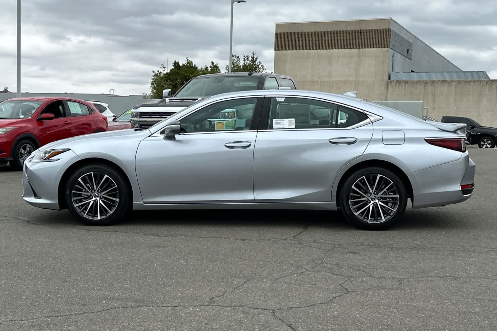 Thumbnail: 2025 Lexus ES - 9