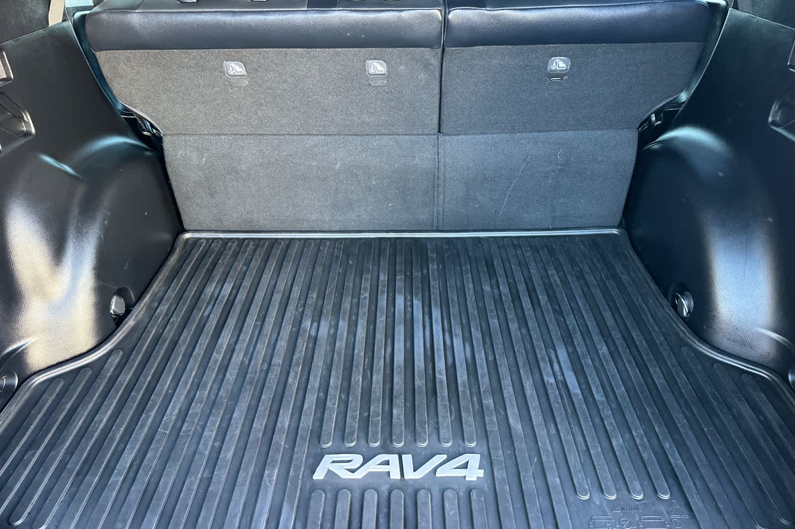 Thumbnail: 2016 Toyota RAV4 - 15
