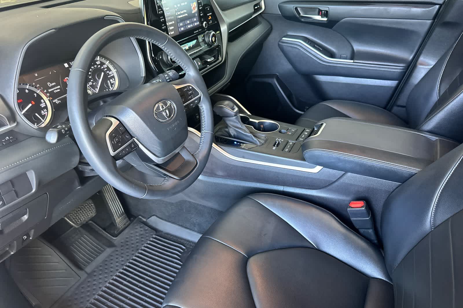 Thumbnail: 2022 Toyota Highlander - 11