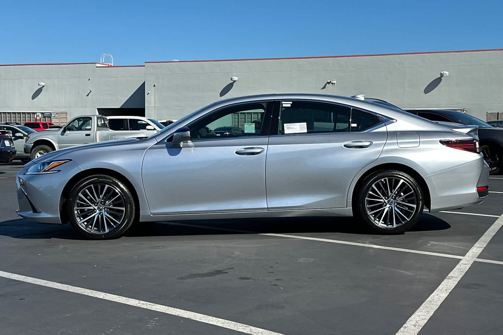 Thumbnail: 2025 Lexus ES - 9