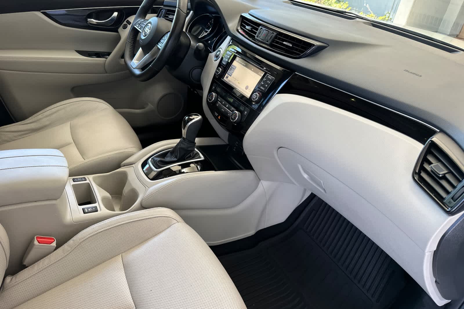 2018 Nissan Rogue Sport SL 17