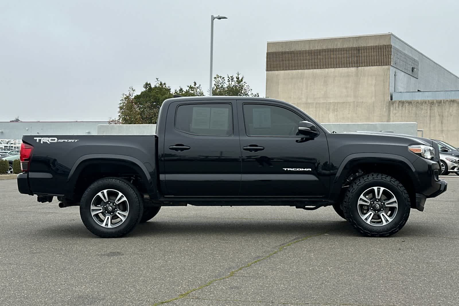 Thumbnail: 2018 Toyota Tacoma - 6