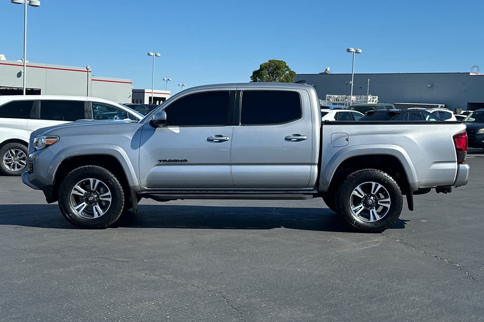 Thumbnail: 2018 Toyota Tacoma - 9