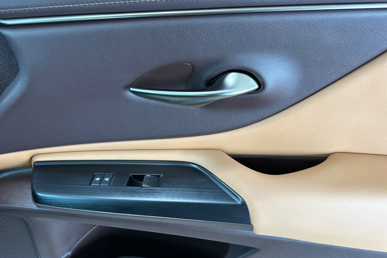 Thumbnail: 2021 Lexus ES - 18