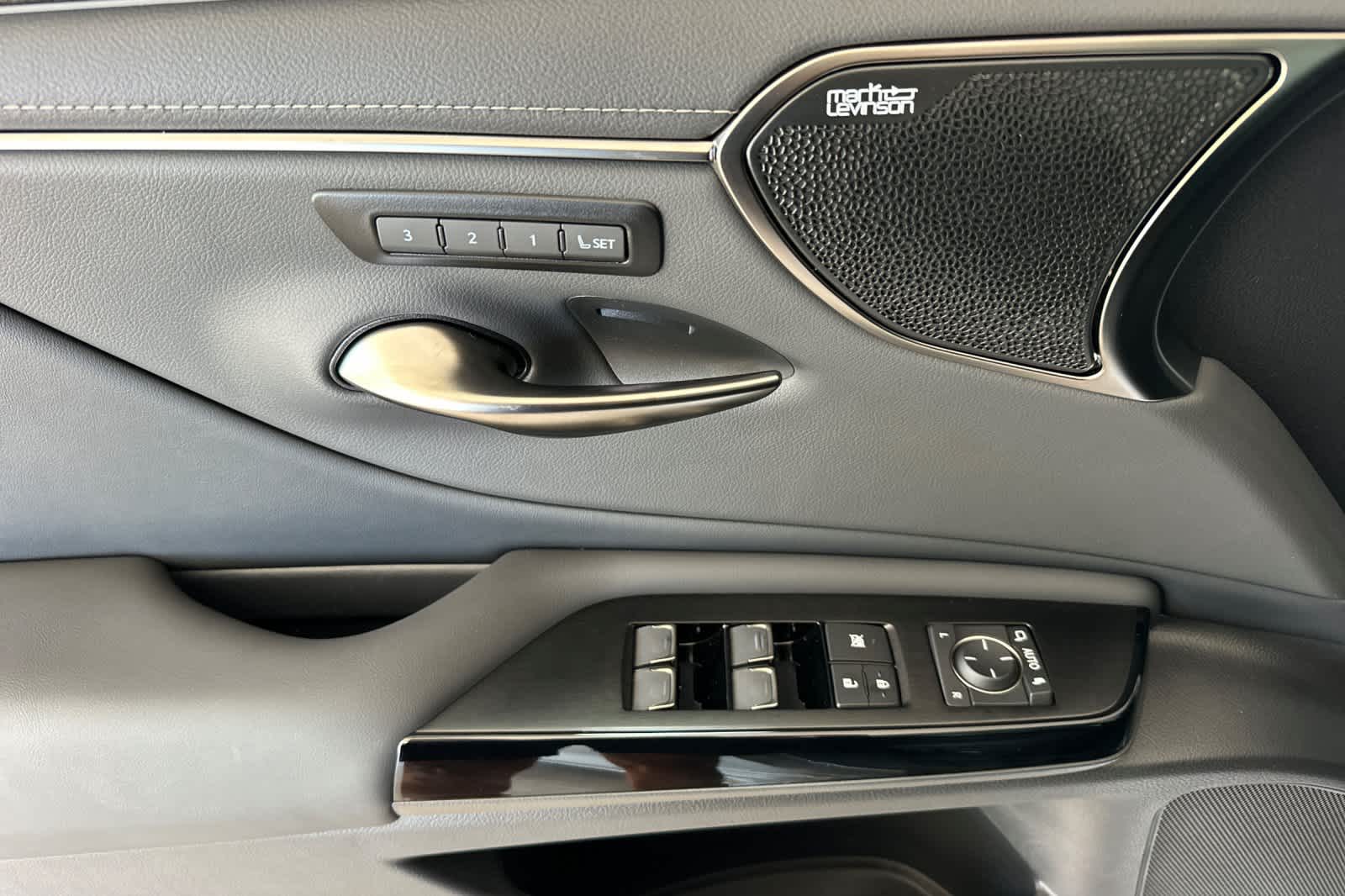 Thumbnail: 2025 Lexus ES - 12