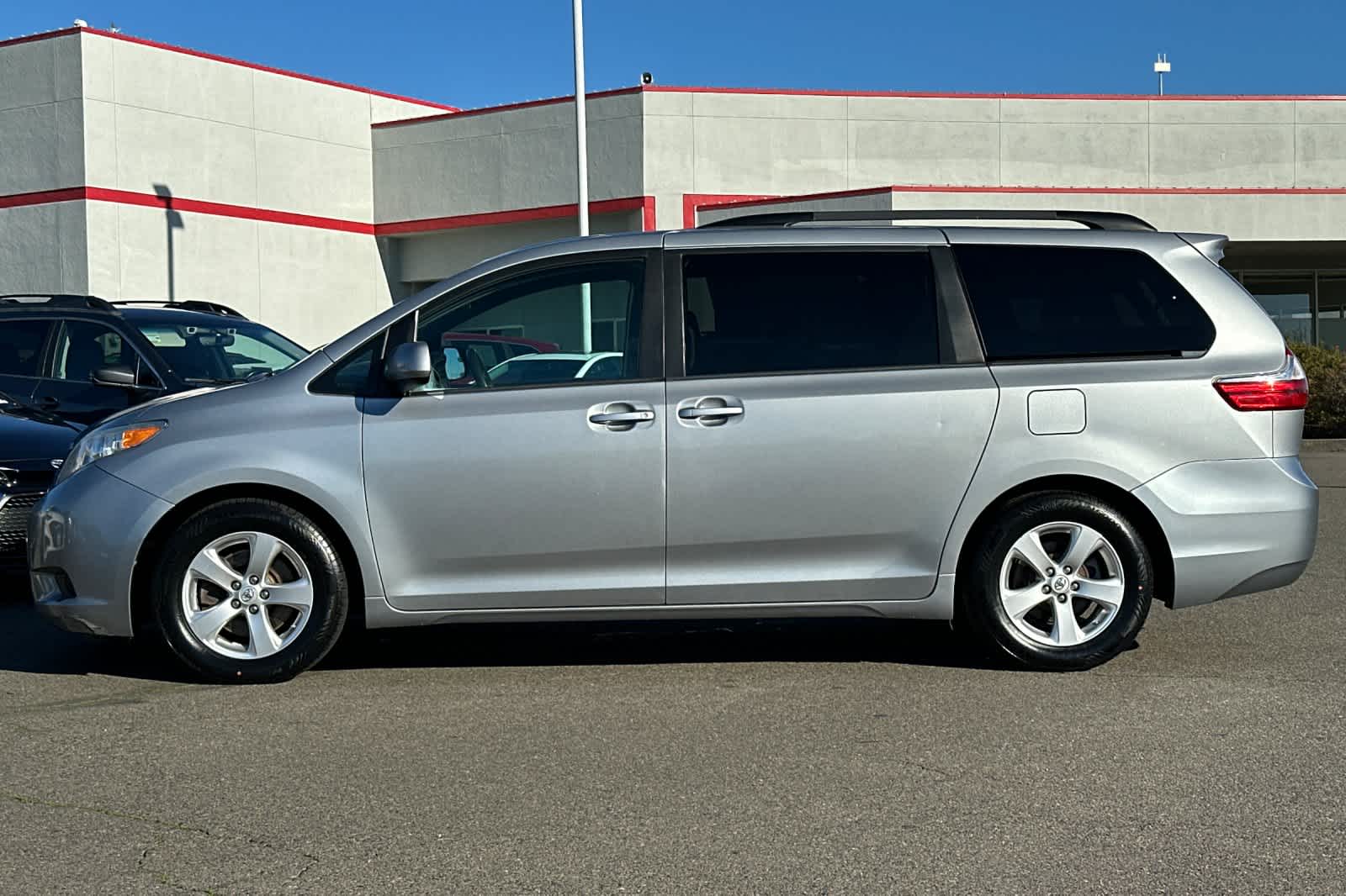Thumbnail: 2015 Toyota Sienna - 9
