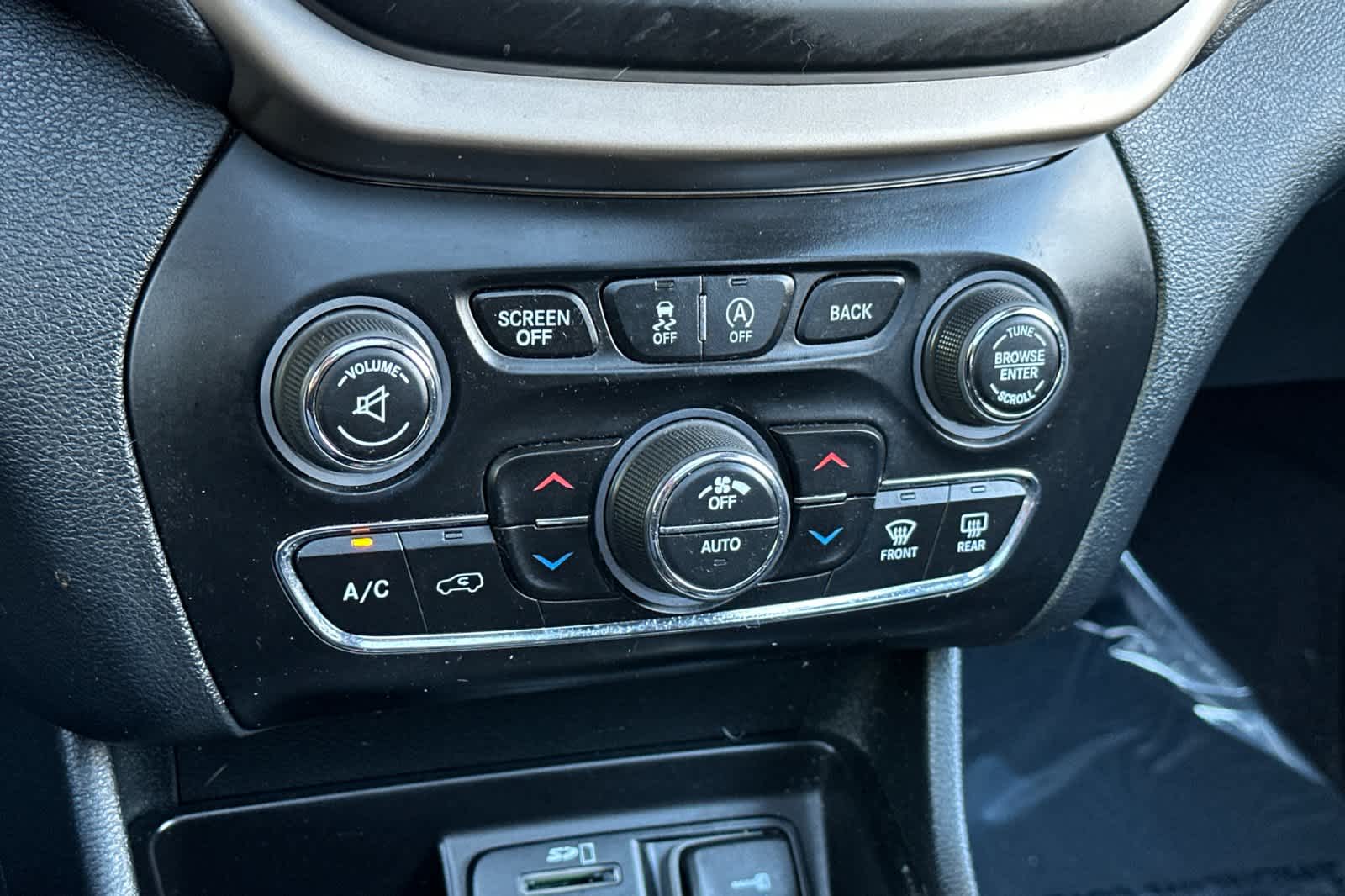 Thumbnail: 2016 Jeep Cherokee - 21
