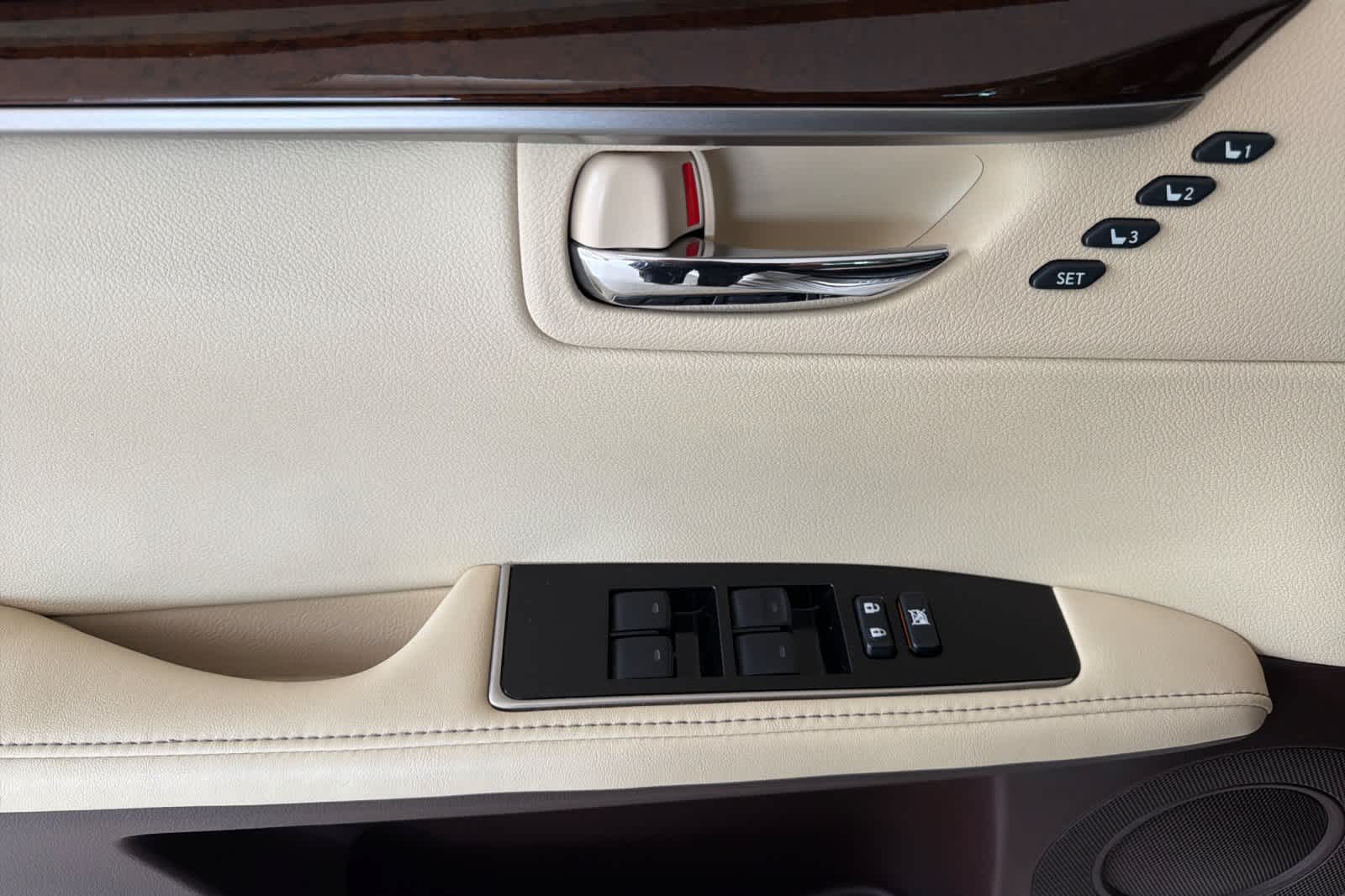 Thumbnail: 2017 Lexus ES - 11
