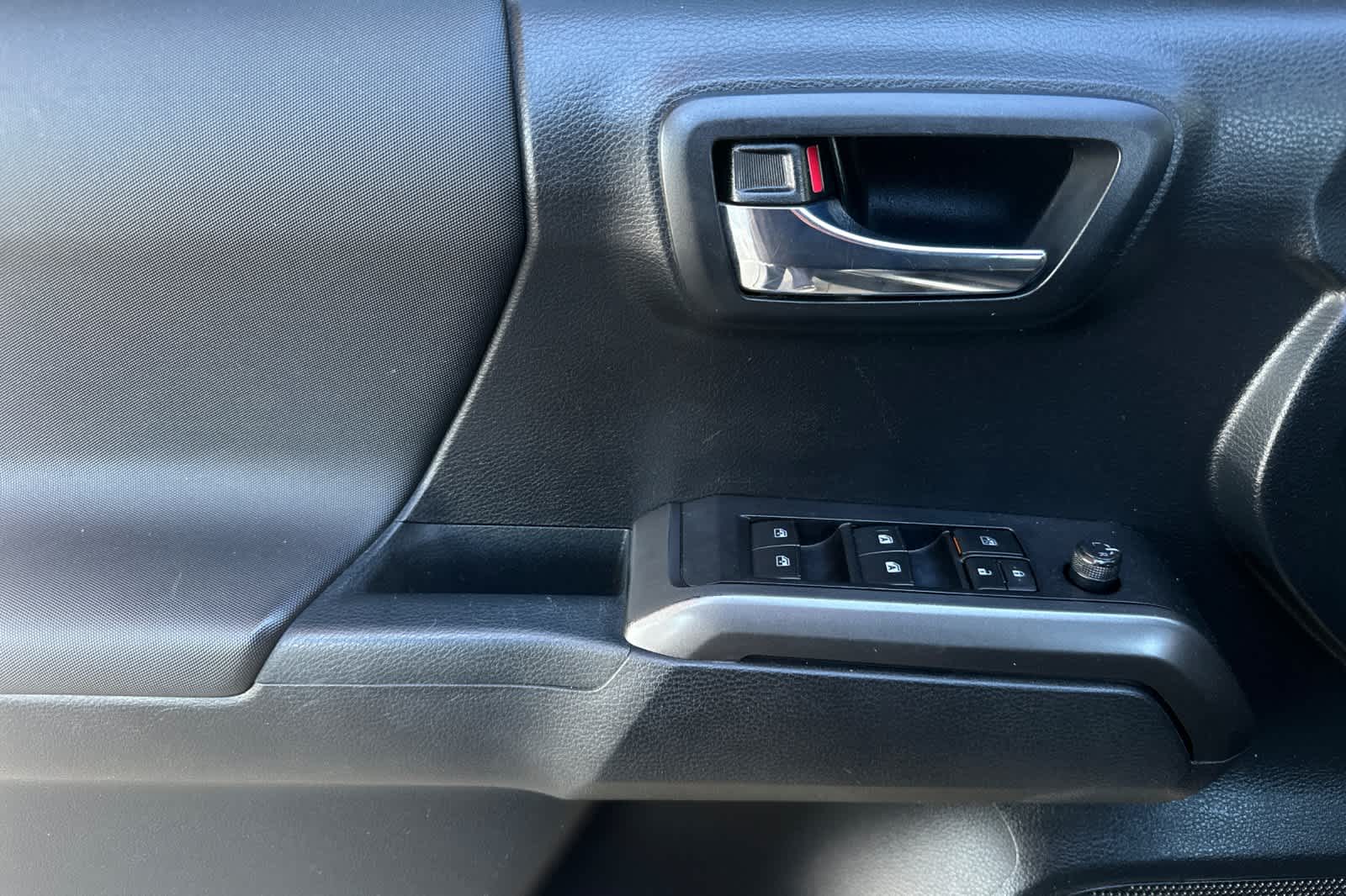 Thumbnail: 2018 Toyota Tacoma - 12