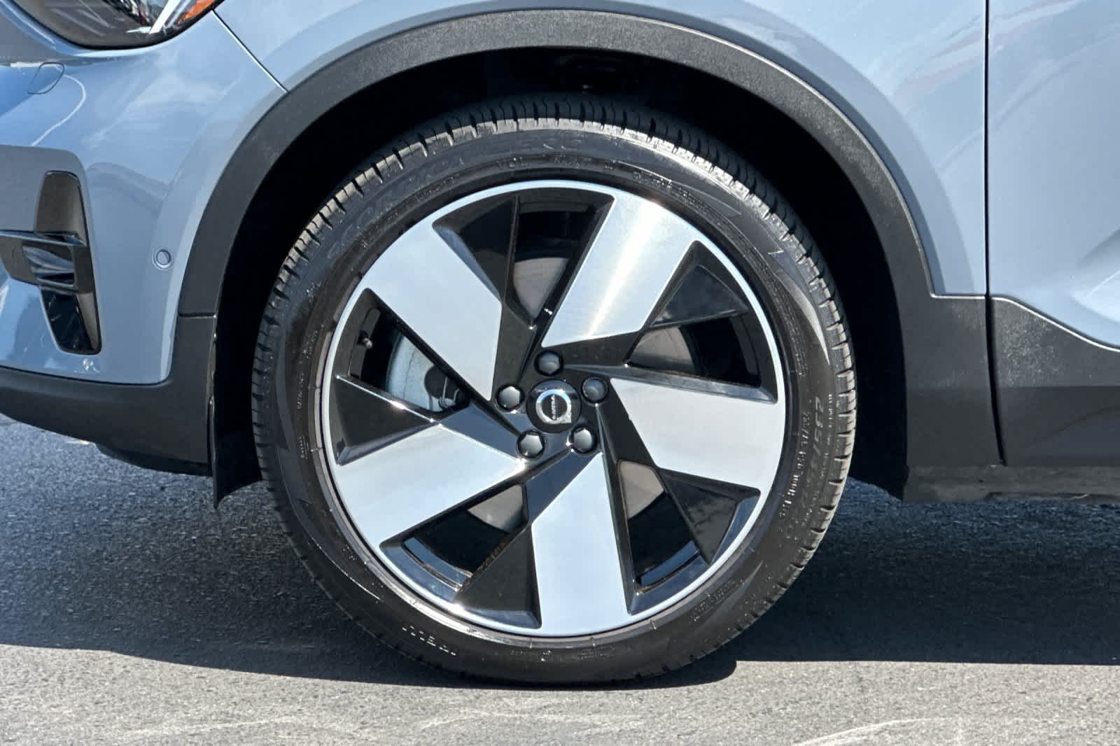 Thumbnail: 2023 Volvo XC40 - 31