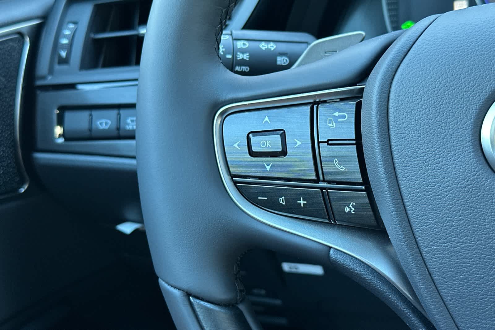 Thumbnail: 2025 Lexus ES - 26