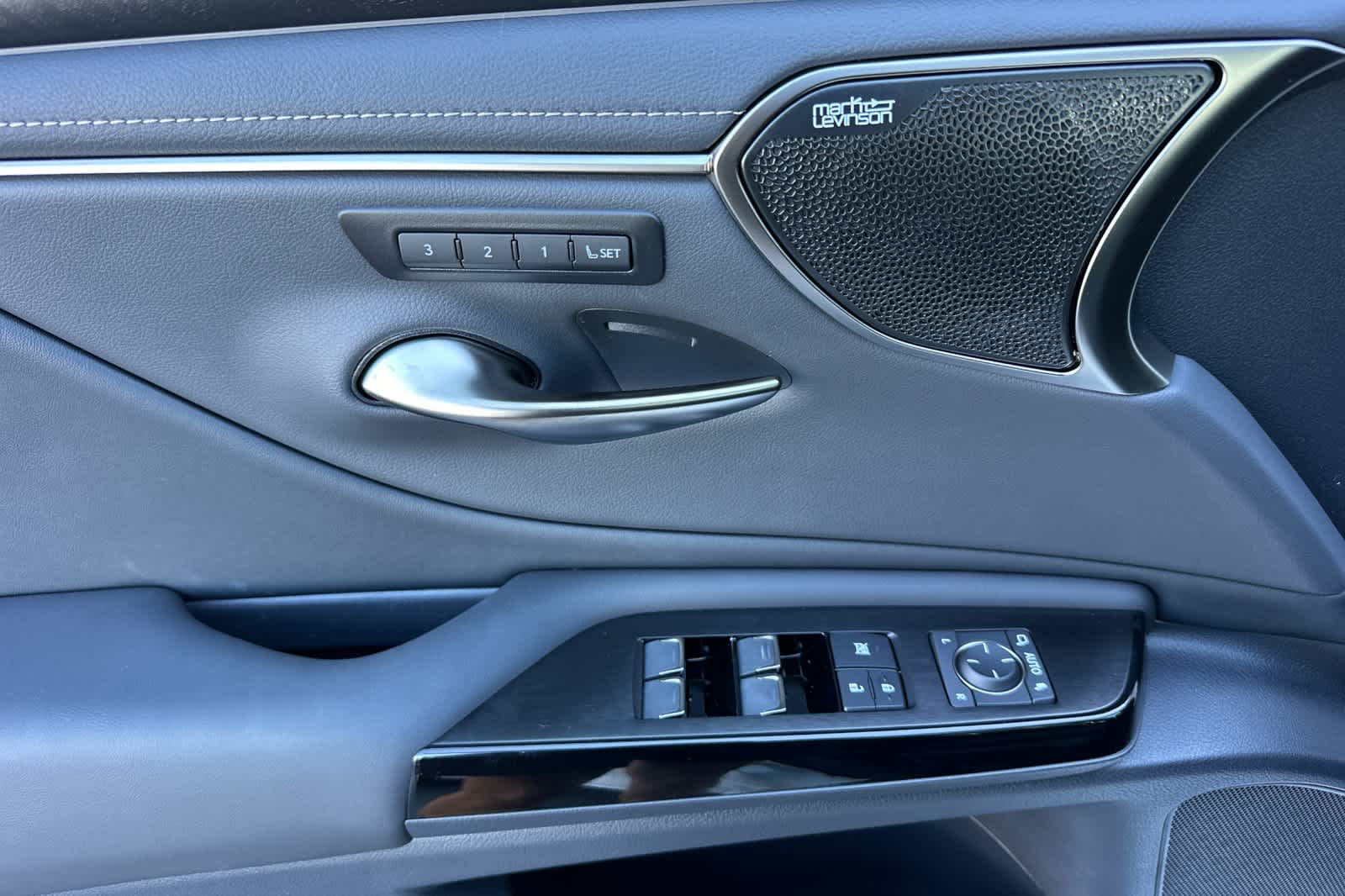 Thumbnail: 2025 Lexus ES - 12