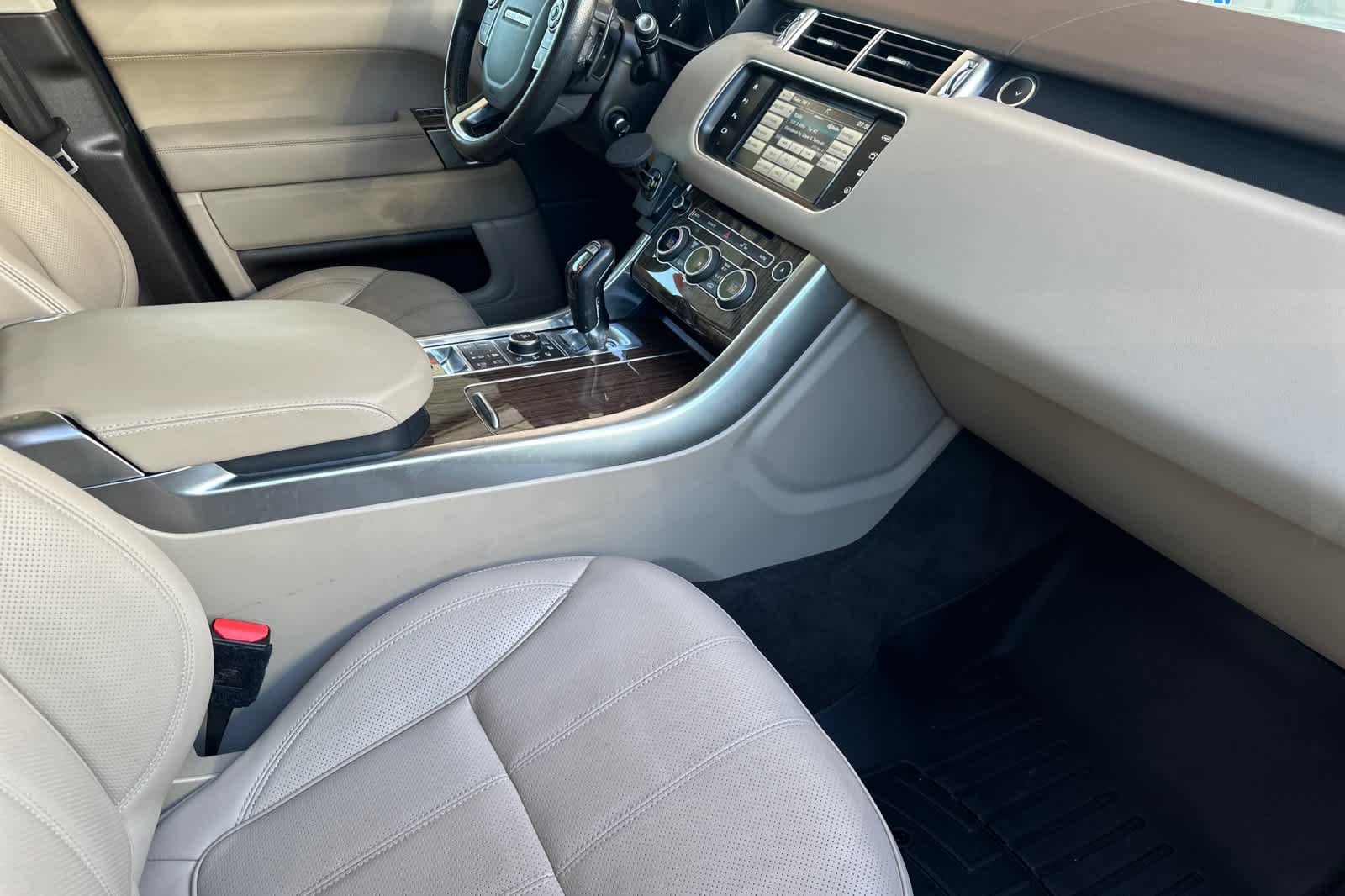 Thumbnail: 2016 Land Rover Range Rover Sport - 17