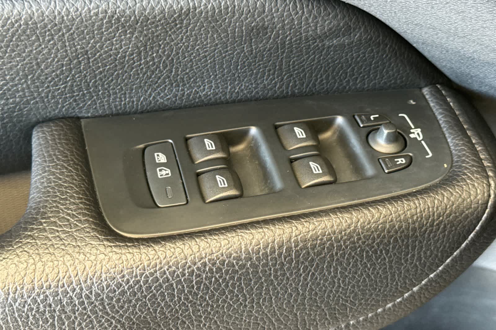 Thumbnail: 2018 Volvo XC60 - 13