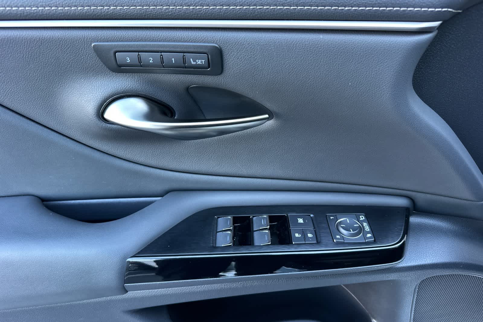 Thumbnail: 2025 Lexus ES - 12