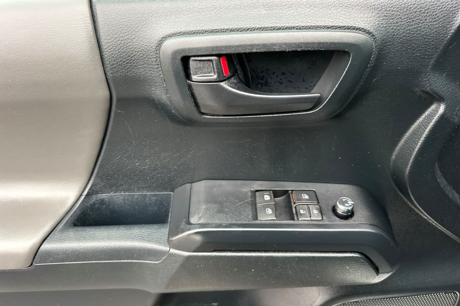 Thumbnail: 2016 Toyota Tacoma - 12