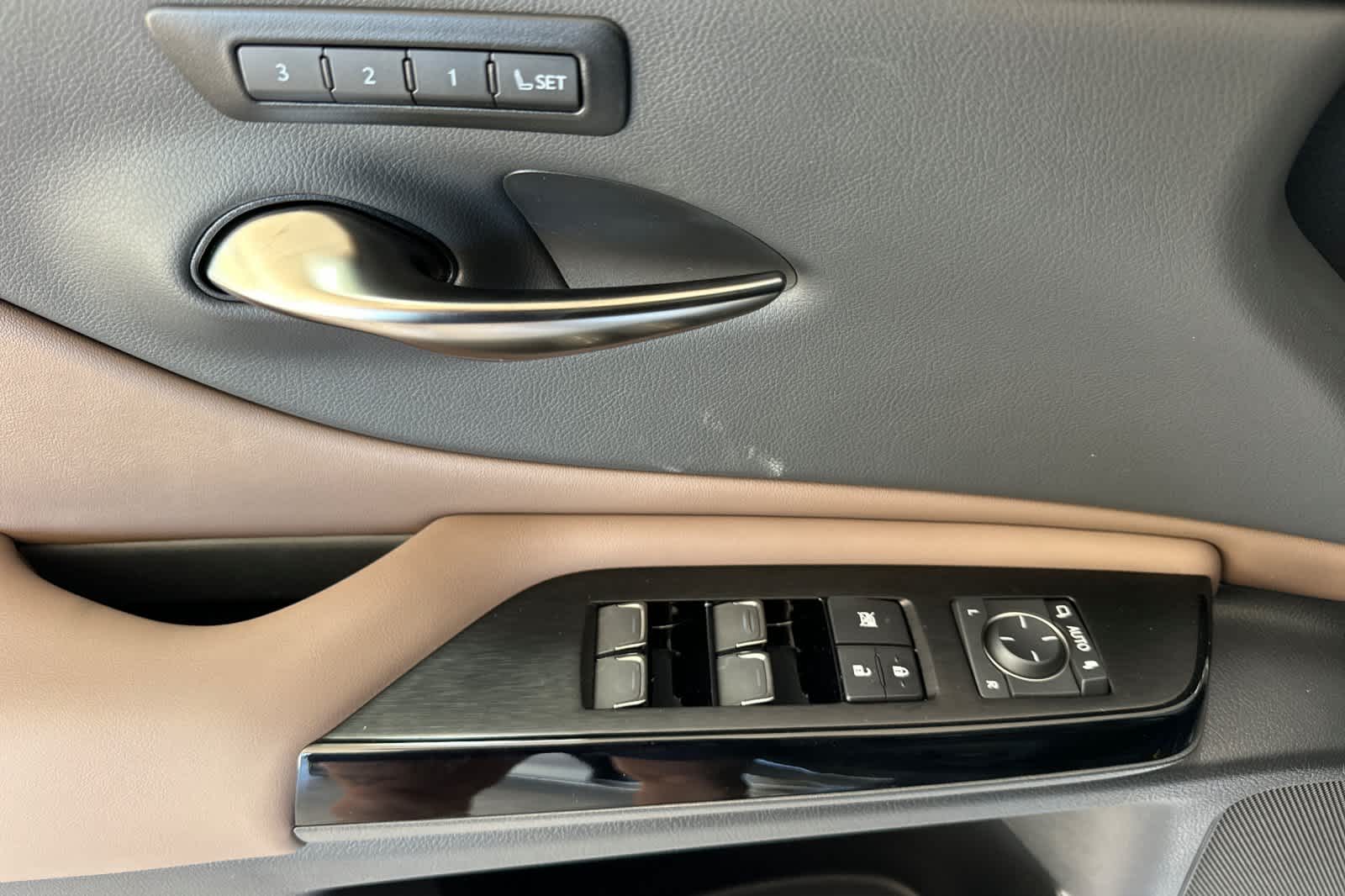 Thumbnail: 2025 Lexus ES - 12