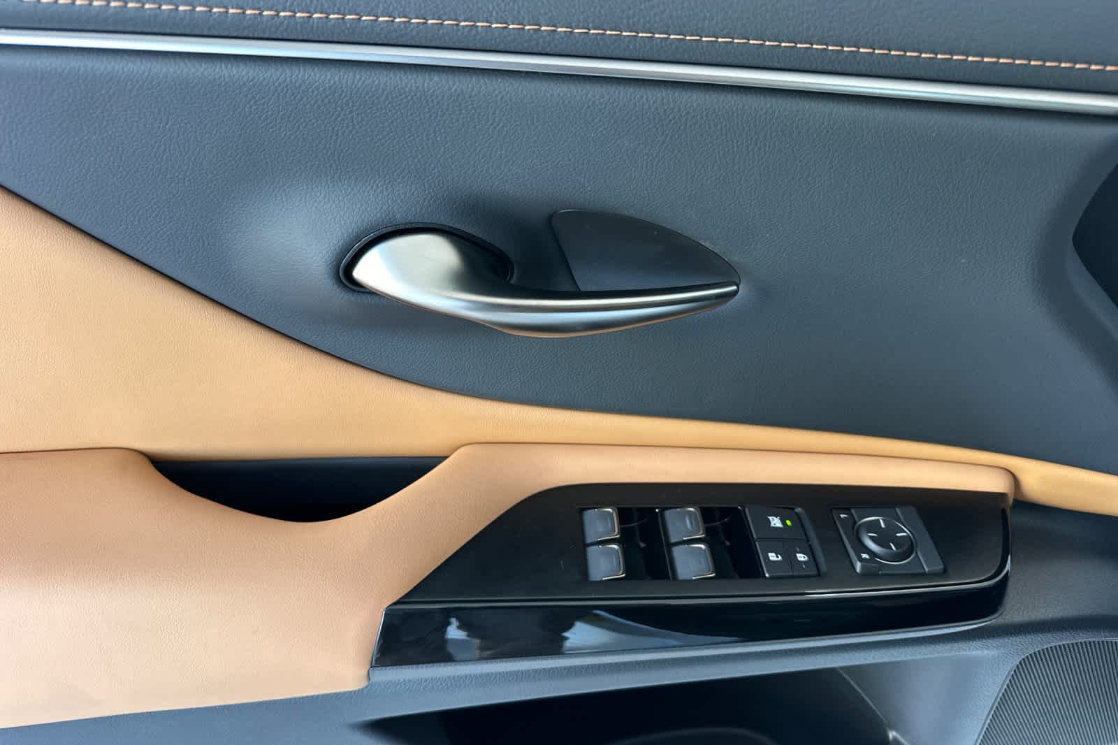 Thumbnail: 2025 Lexus ES - 12