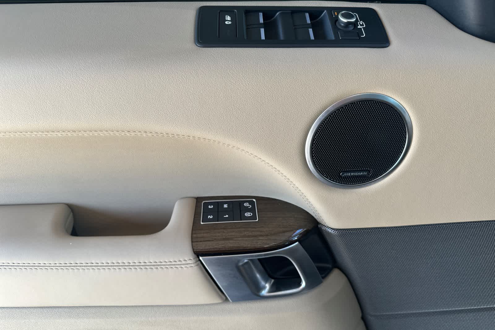 Thumbnail: 2016 Land Rover Range Rover Sport - 12