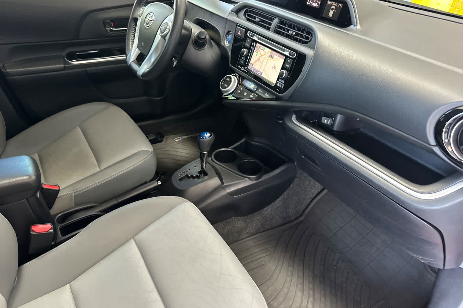 Thumbnail: 2015 Toyota Prius c - 16