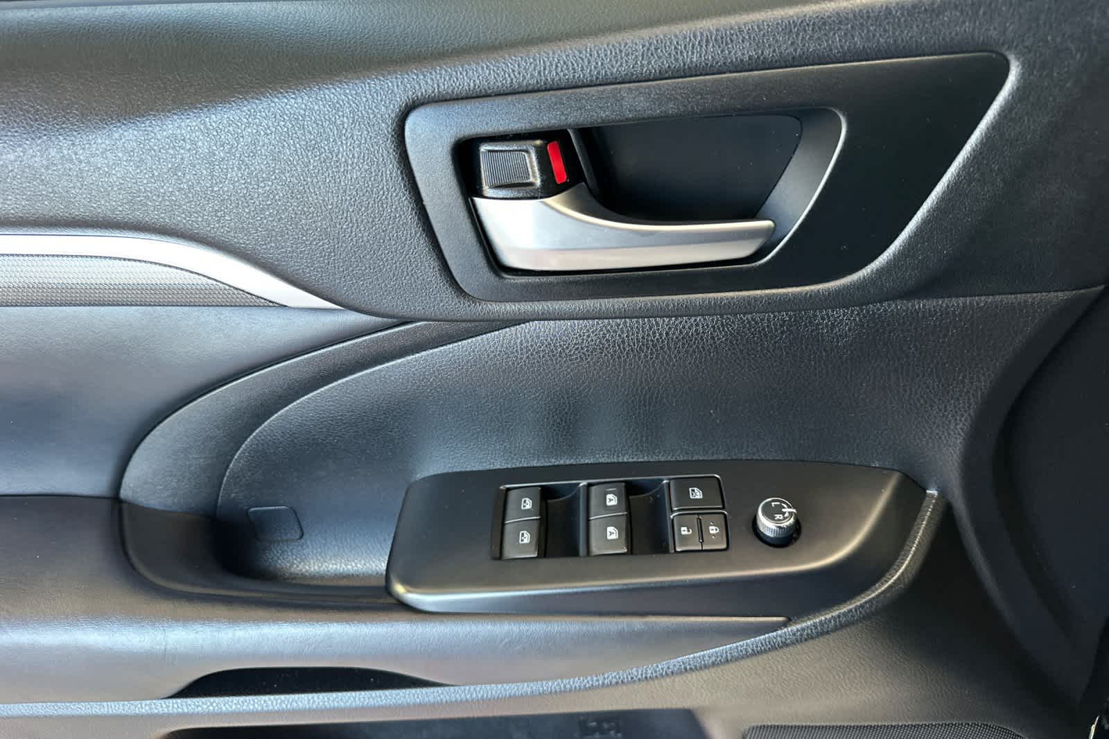 Thumbnail: 2019 Toyota Highlander - 12