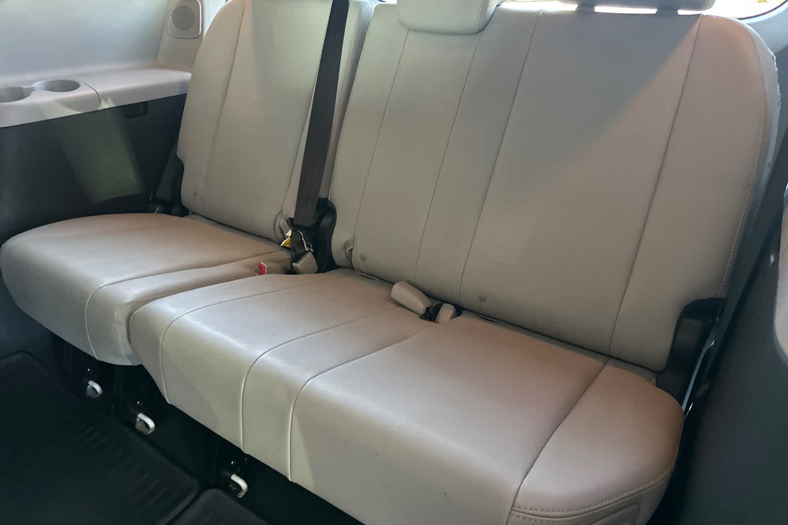 Thumbnail: 2019 Toyota Sienna - 16