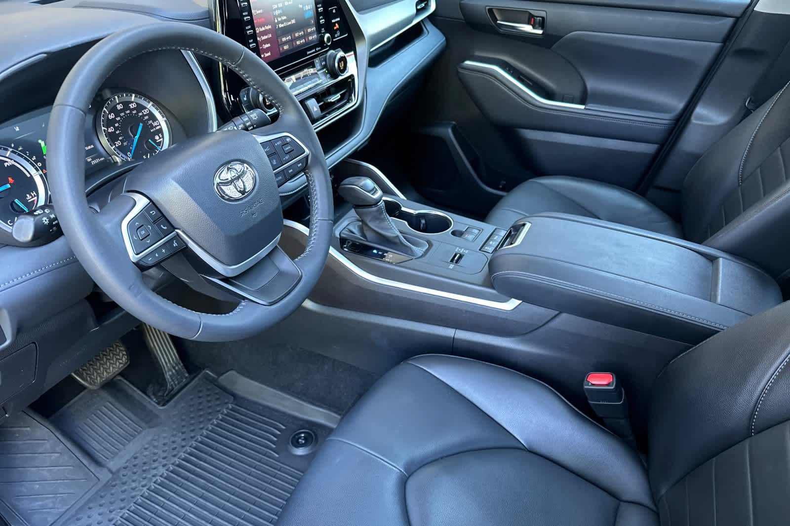 Thumbnail: 2022 Toyota Highlander - 10