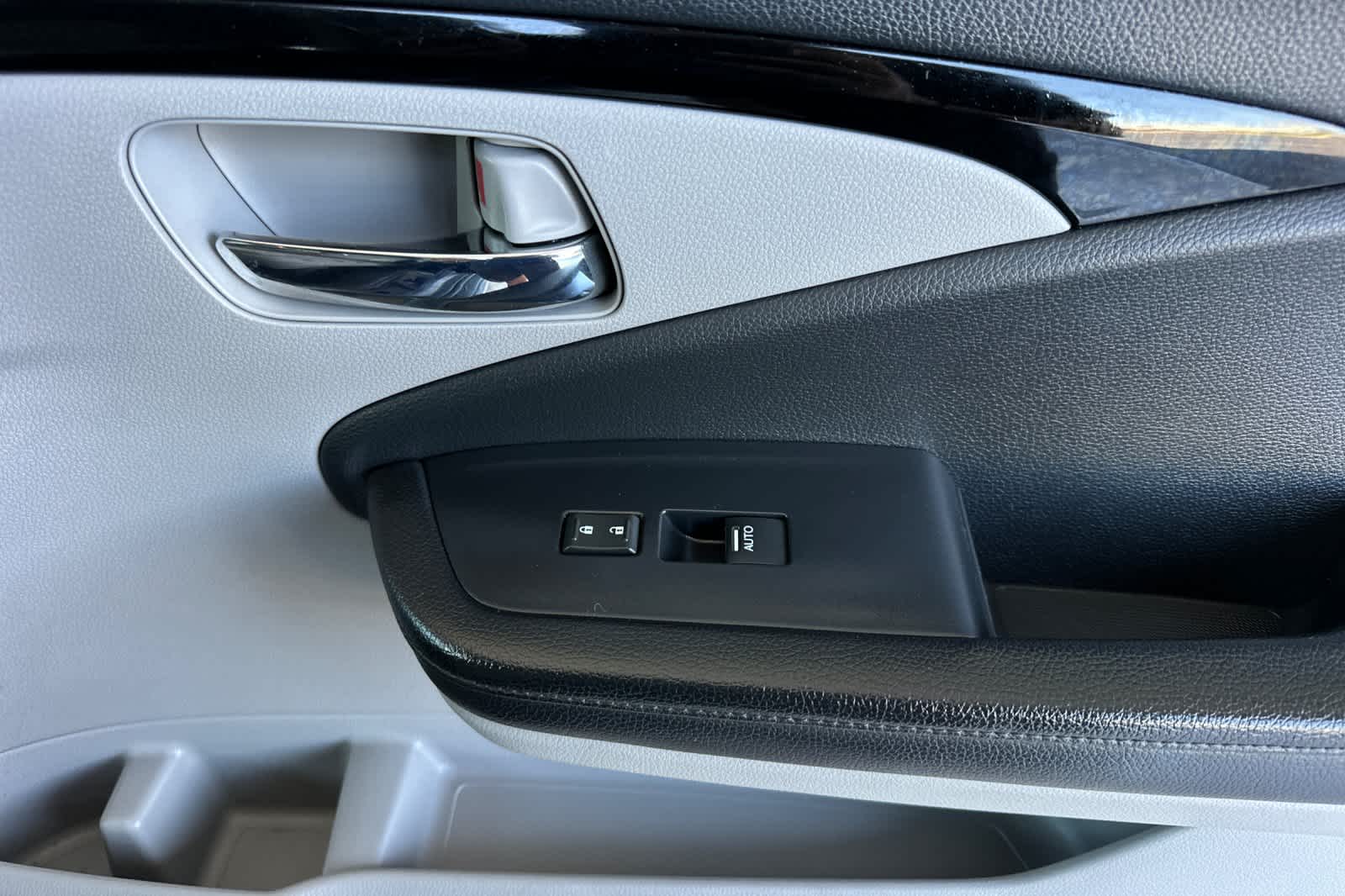 Thumbnail: 2017 Honda Pilot - 21