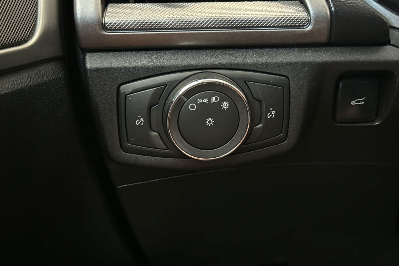 2018 Ford Fusion S 28