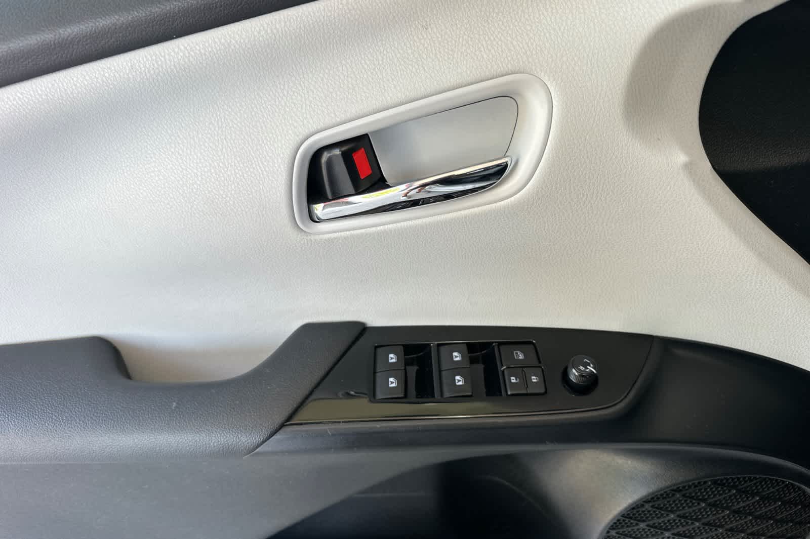 2016 Toyota Prius Three 12